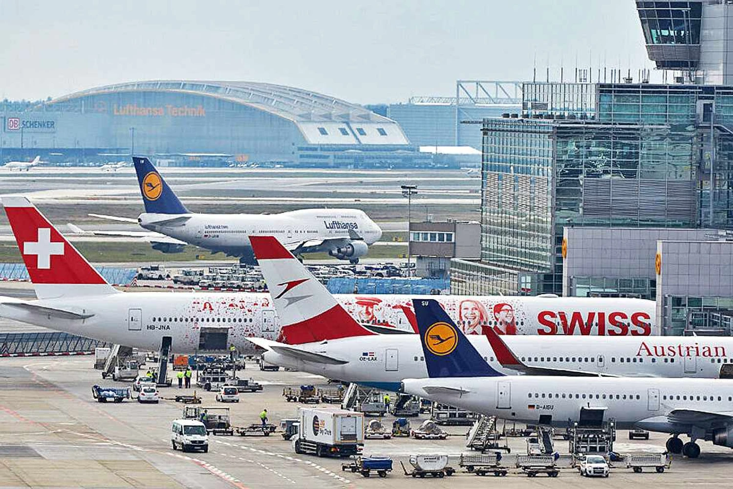 The airlines of the Lufthansa group will fly with restrictions on board such as suspension of the catering service and the obligation to use face masks (Lufthansa)