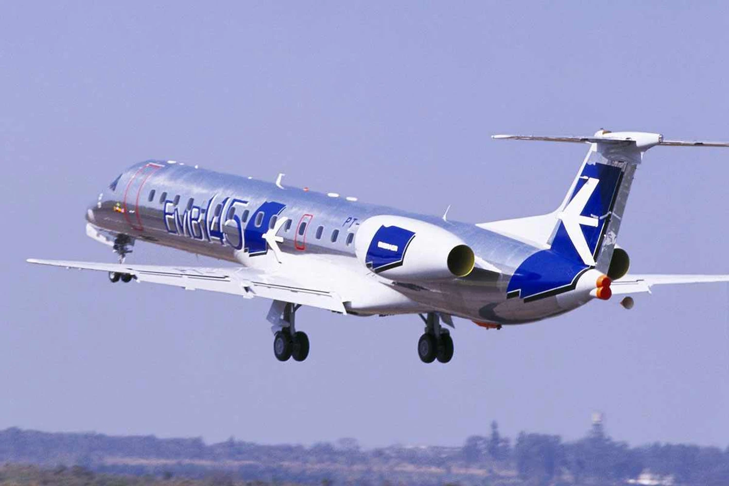 30 years ago, the ERJ 145’s first flight launched Embraer into the regional jet market