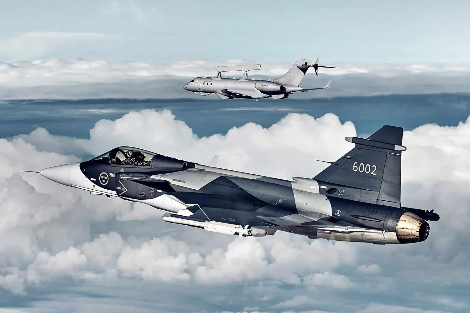 Gripen E and a GlobalEye aircraft