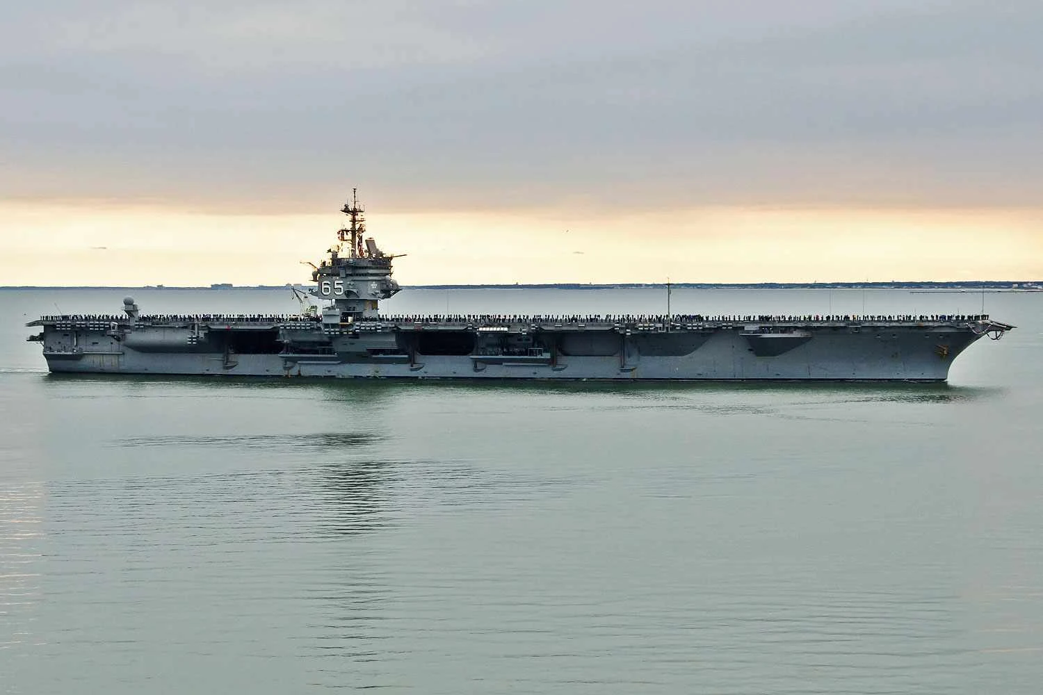The USS Enterprise returning from its lasti mission in 2012 (US Navy)