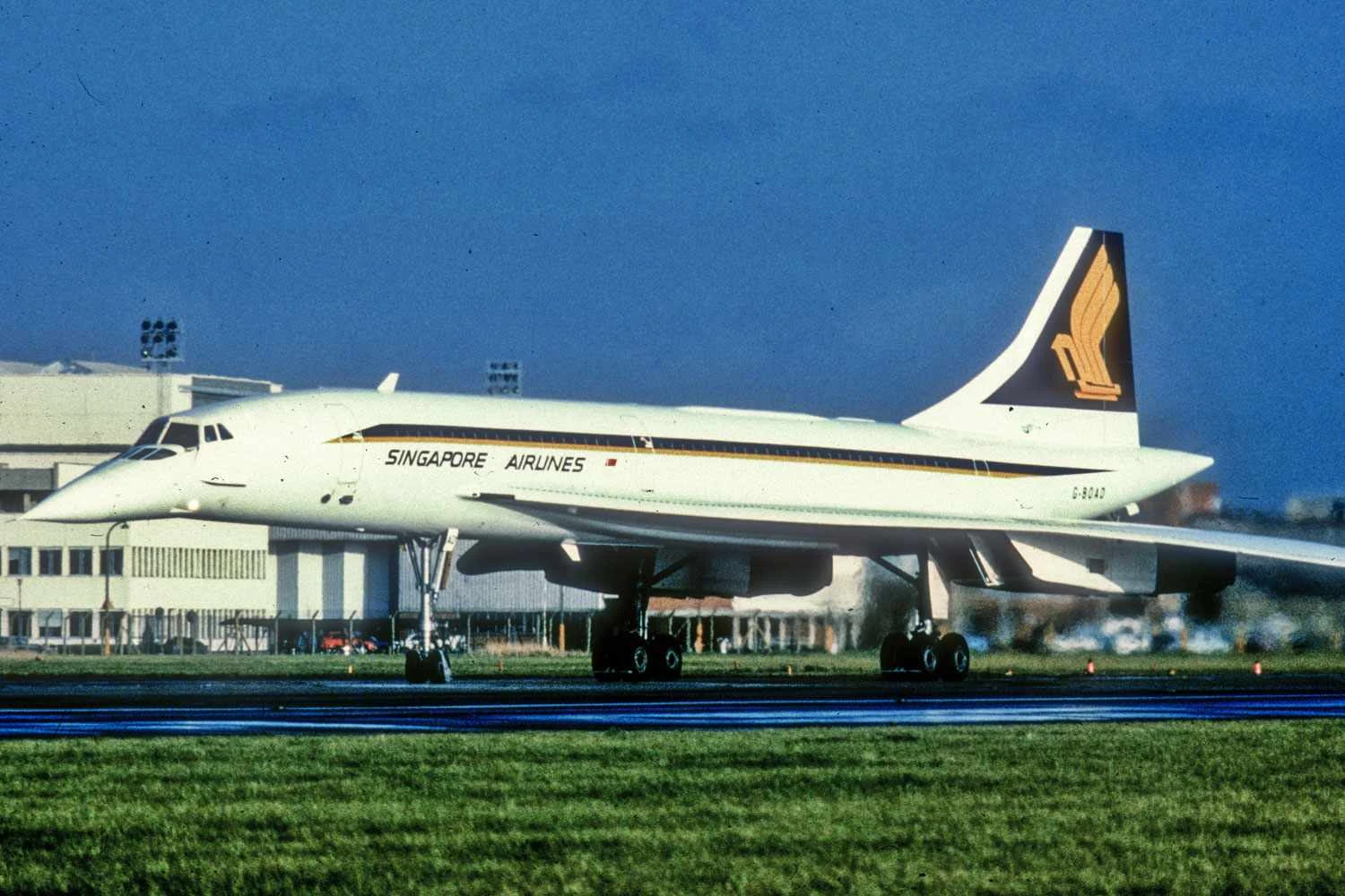 British Airways G-BOAD Concorde with half livery of Singapore Airlines (Aero Icarus)
