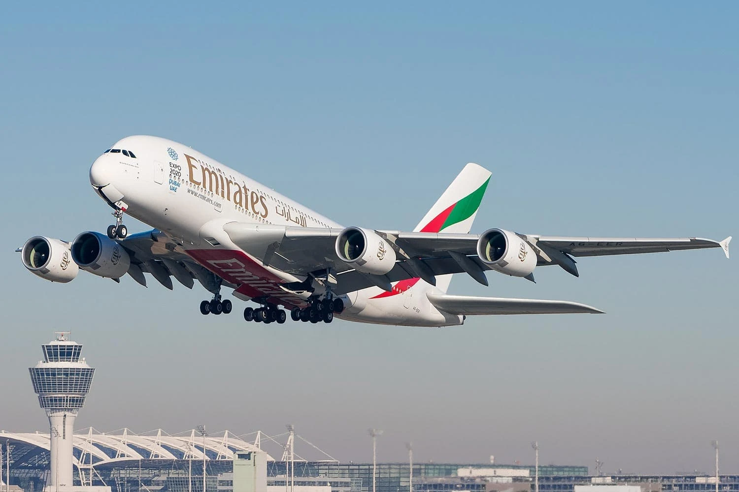 Airbus A380 da Emirates é visto decolando de Dubai (Julian Herzog).
