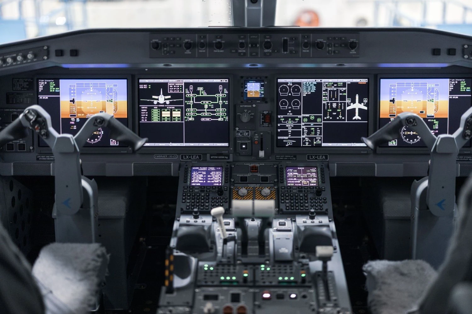 E195-E2 cockpit