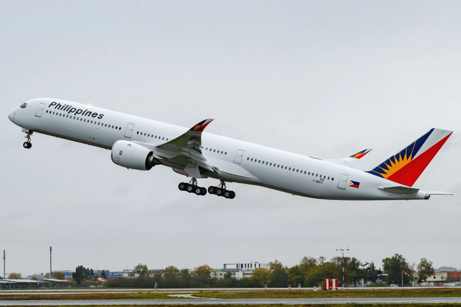 First A350-1000 delivered to Philippine Airlines (Airbus)