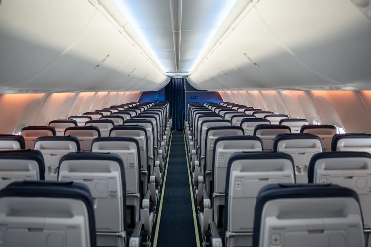 New cabin for LOT’s Boeing 737 MAX 8 (LOT)