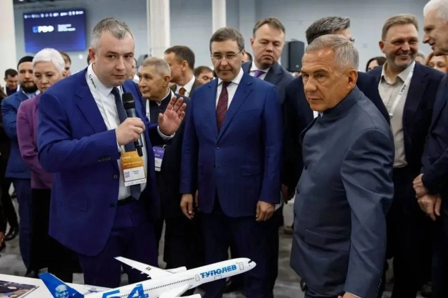 The Tu454 was unveiled in a forum