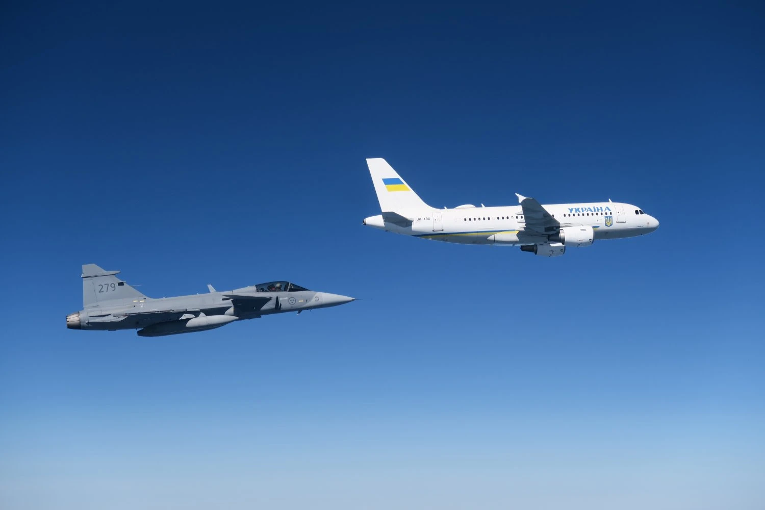 Swedish Gripen fighter jet escorts Ukrainian presidential Airbus A319 | UKRAINE GOVERNMENT