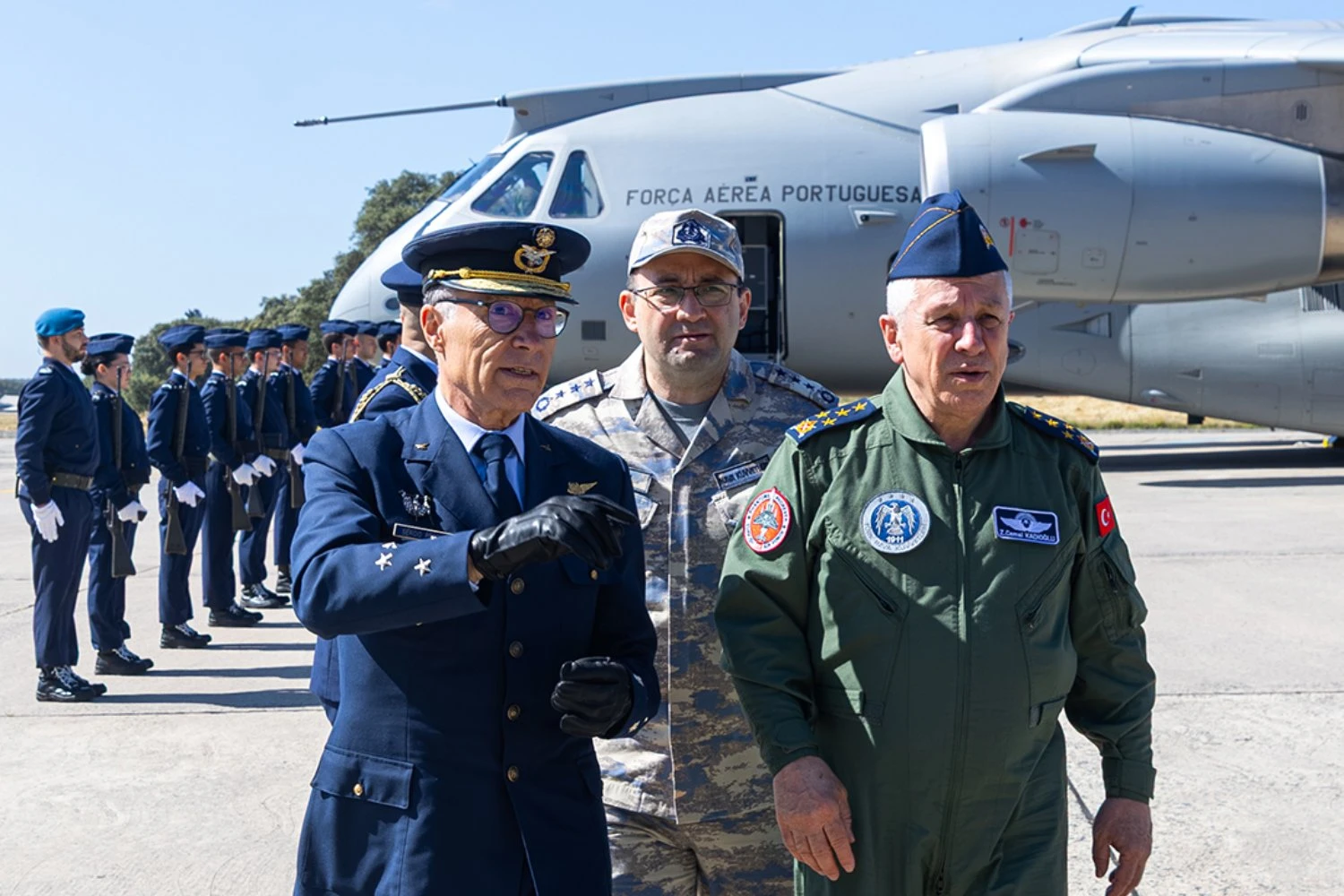 The commander of the Turkish Air Force, Gen Ziya Cemal Kadıoğlu, visited the Beja Air Base in Portugal and met the KC-390 Millennium | FAP
