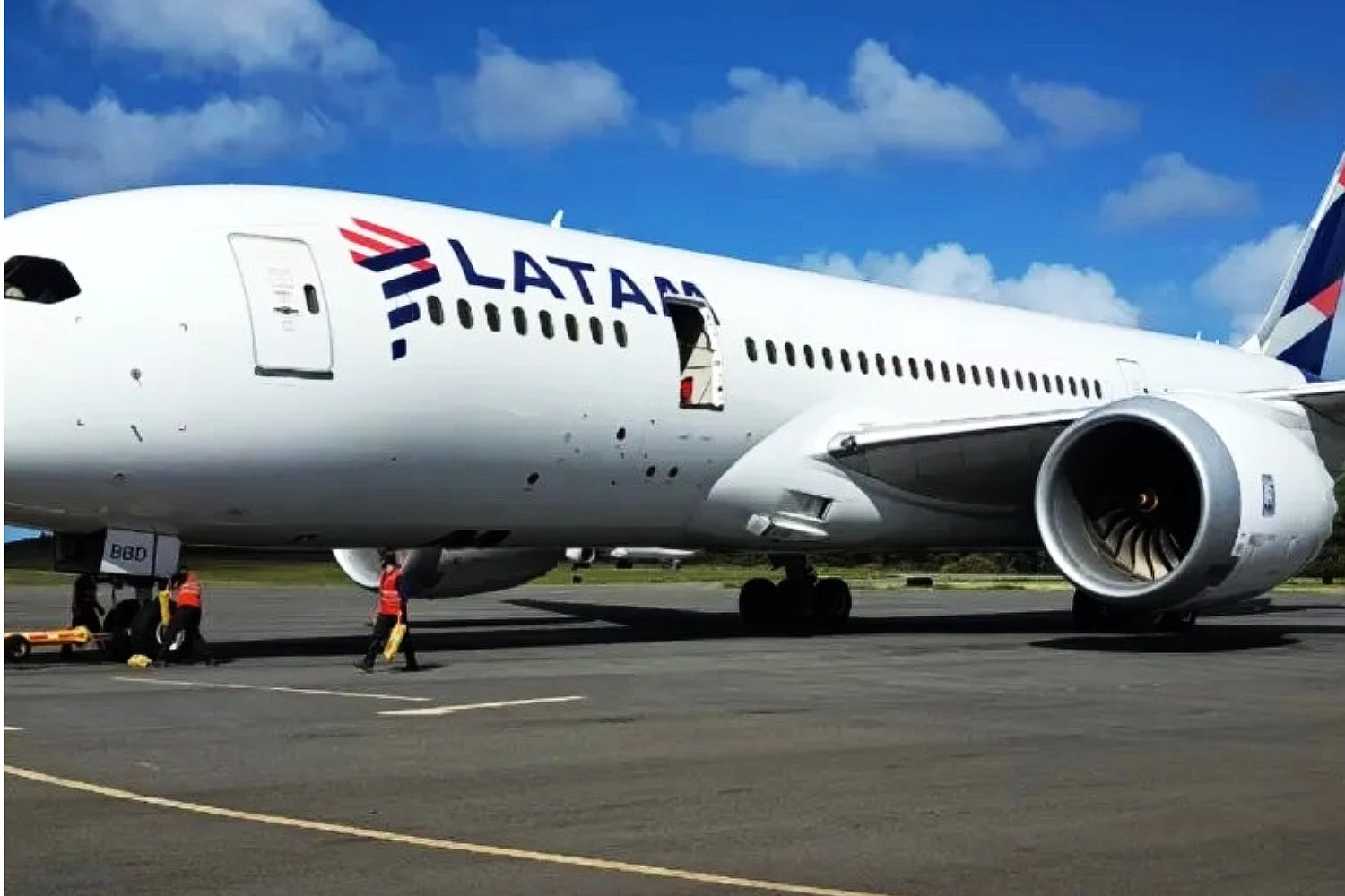 Boeing 787 had its door ripped off during connection to the boarding bridge