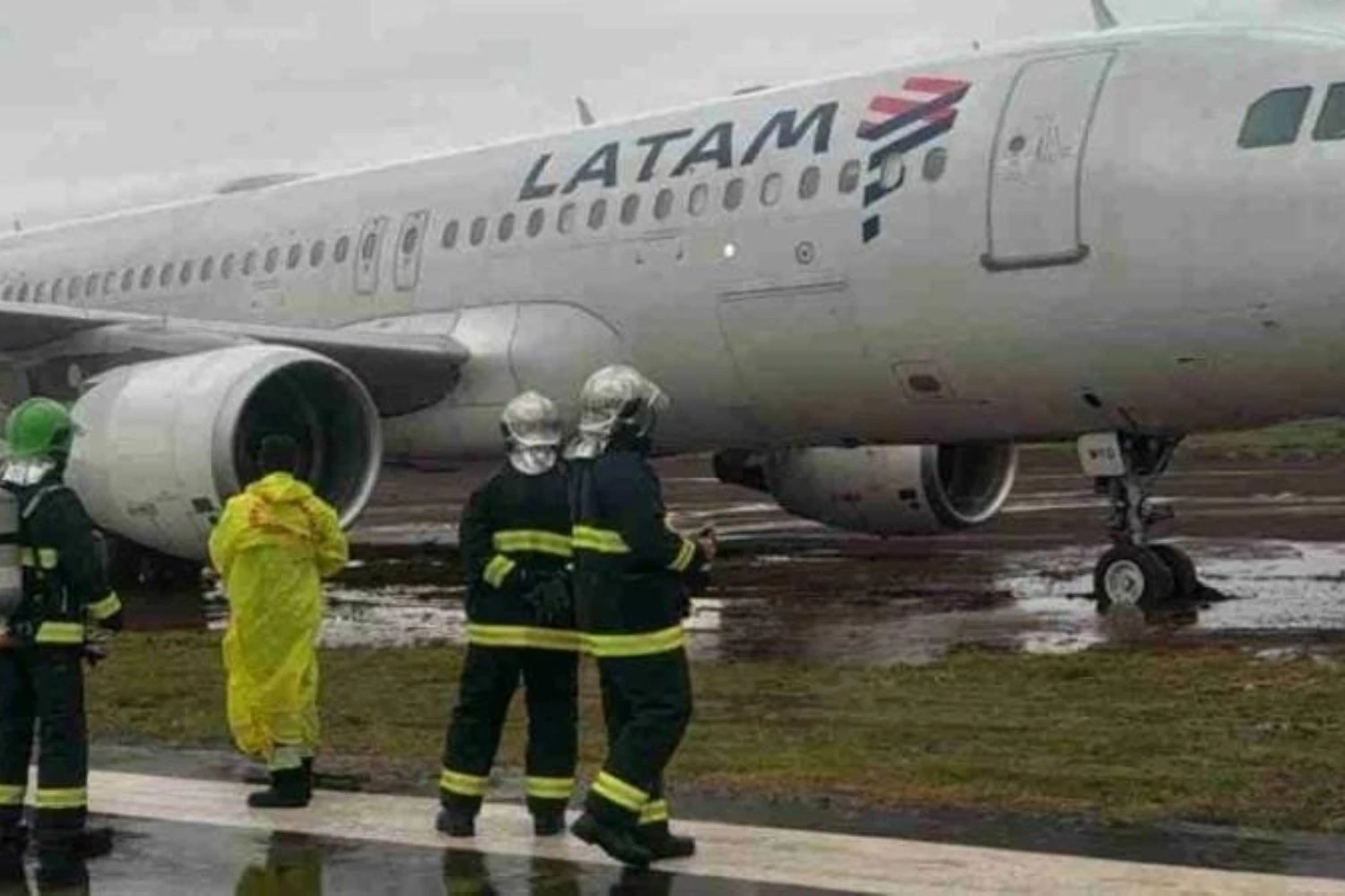 LATAM's Airbus A320 ended up in the mud after landing in the rain | REPRODUÇÃO