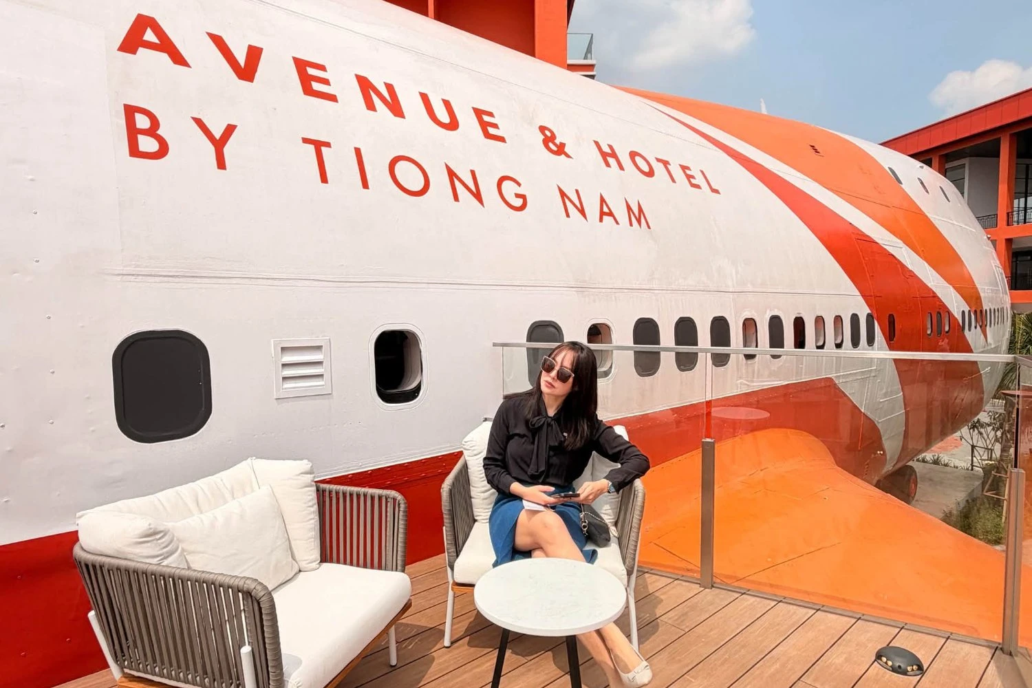 Boeing 747 in front of the hotel