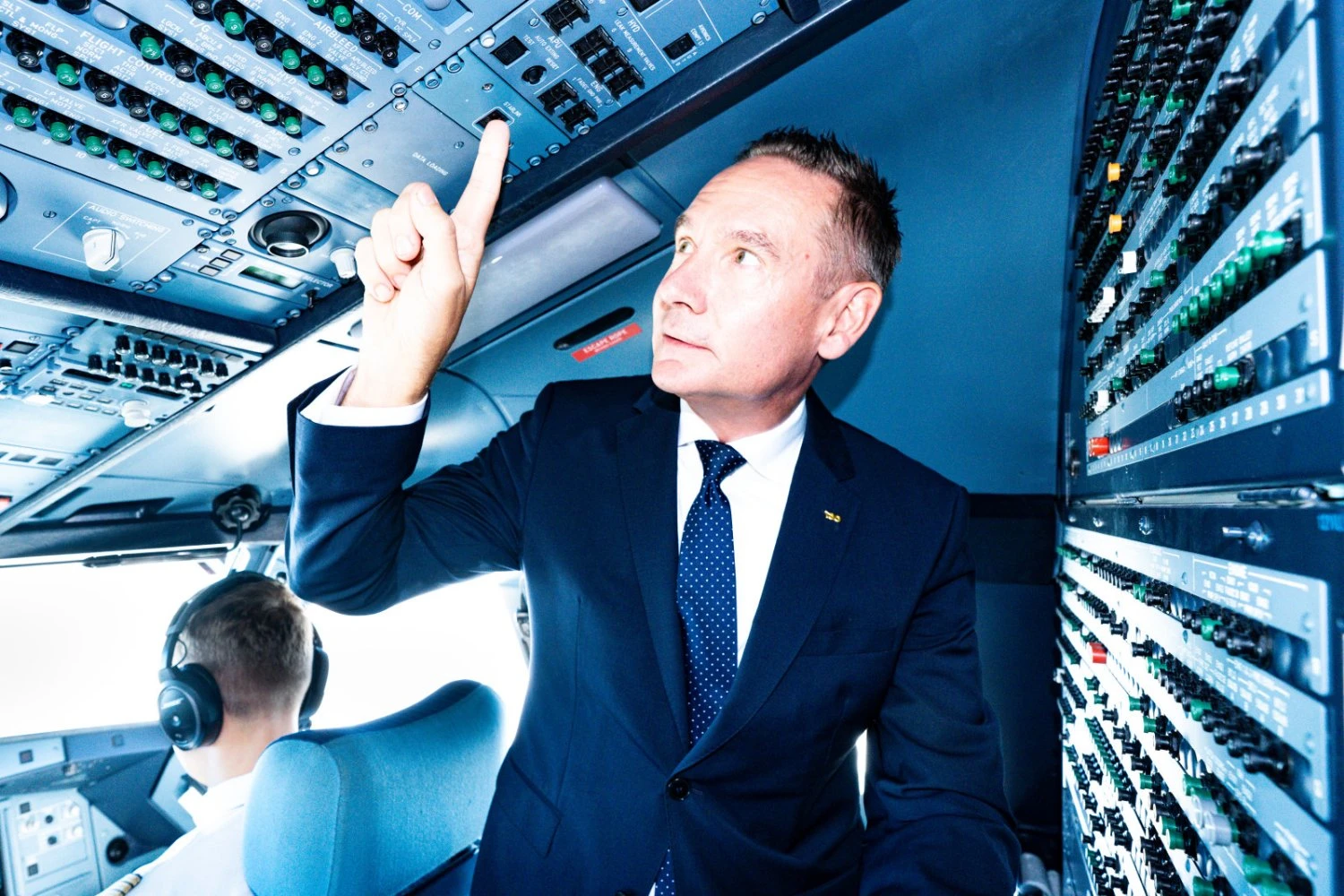Cockpit button that turns on Starlink | LUFTHANSA