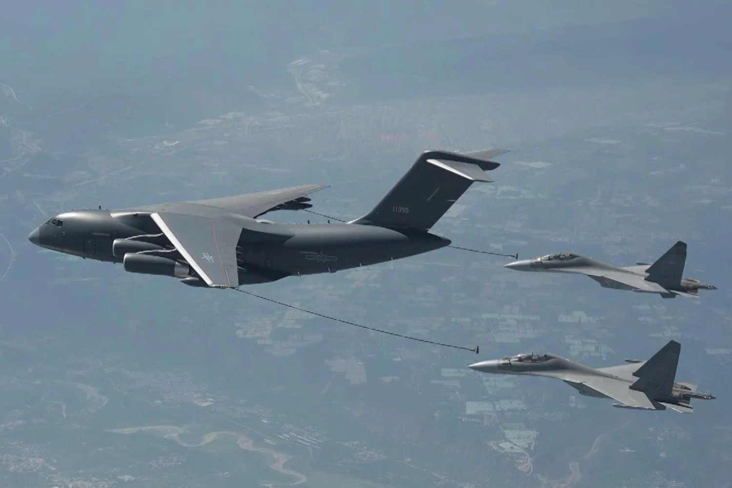 PLAAF YY-20 refueling two J-16 fighters