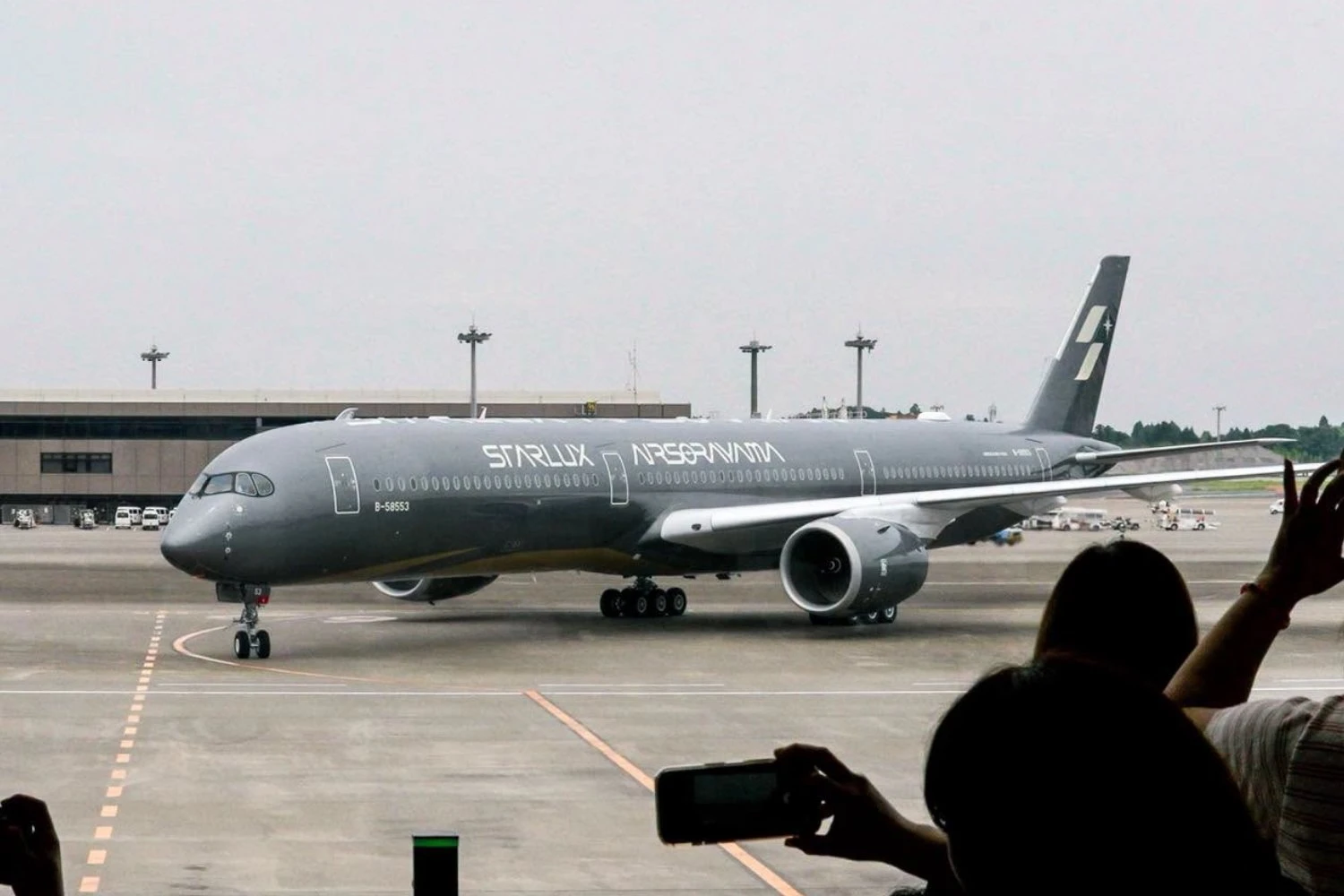 STARLUX A350-1000 in silver