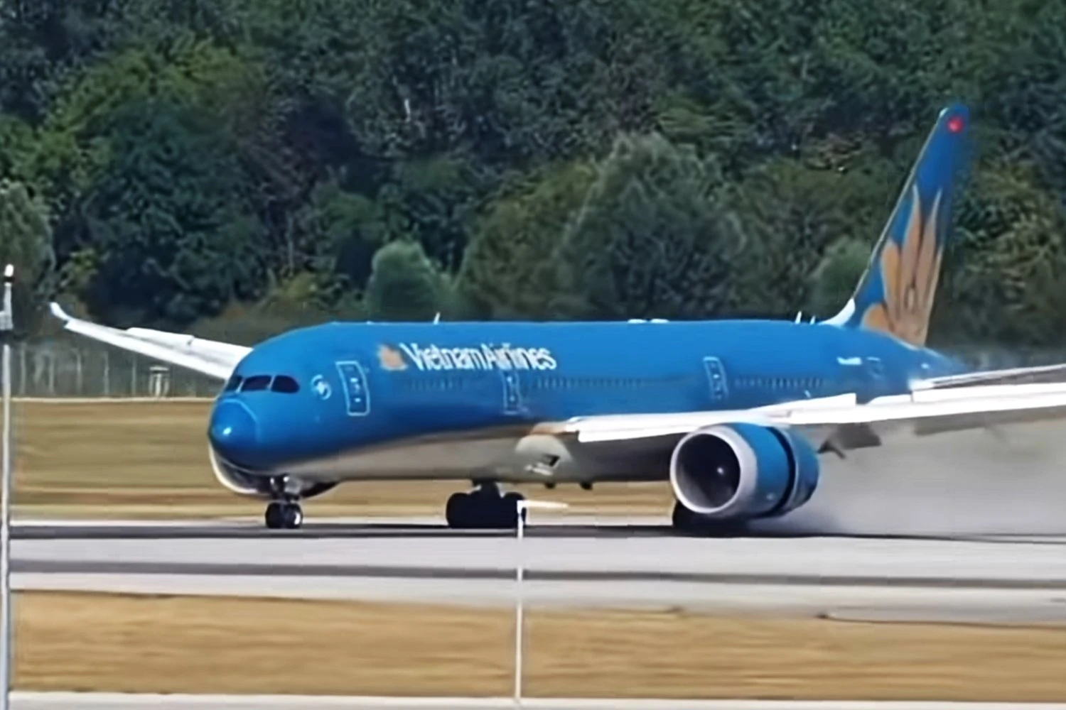 The Vietnam Airlines Boeing 787-9 after landing in Munich | SOCIAL MEDIA