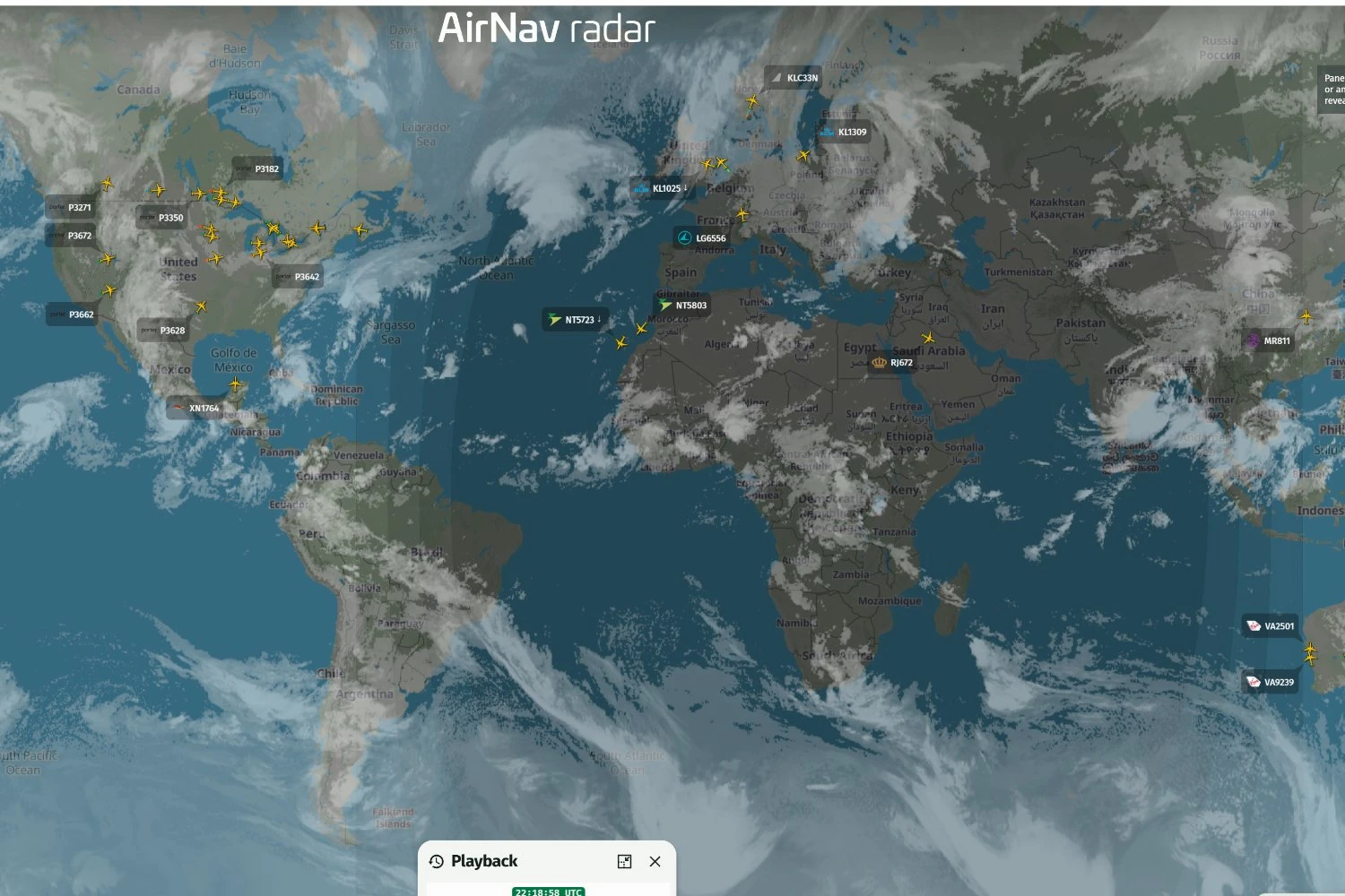 At 7:18 PM (BR time), several E2s were flying around the world while Azul's fleet was grounded.