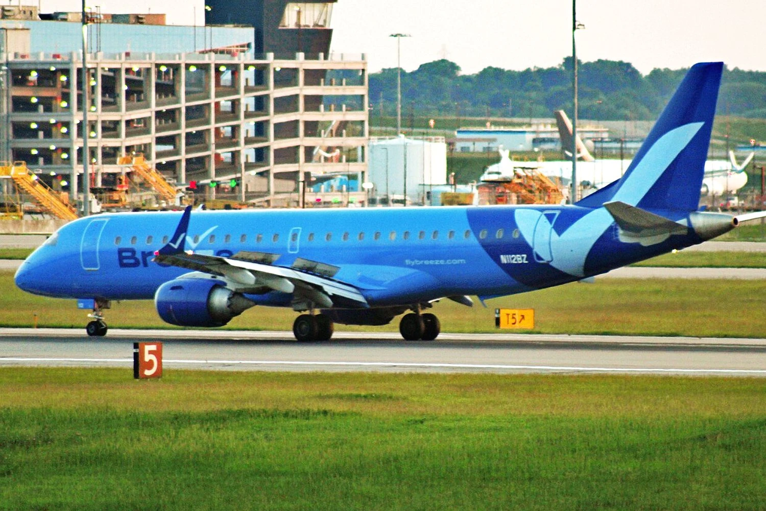 Breeze Embraer E190 N112BZ