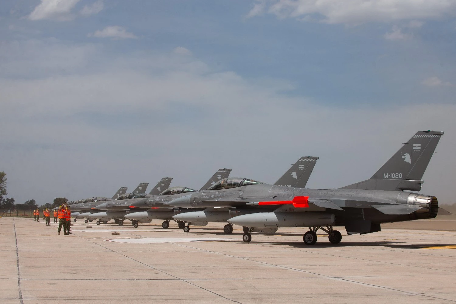 Four single-seat F-16AM fighters and two F-16BM two-seaters landed in Argentina
