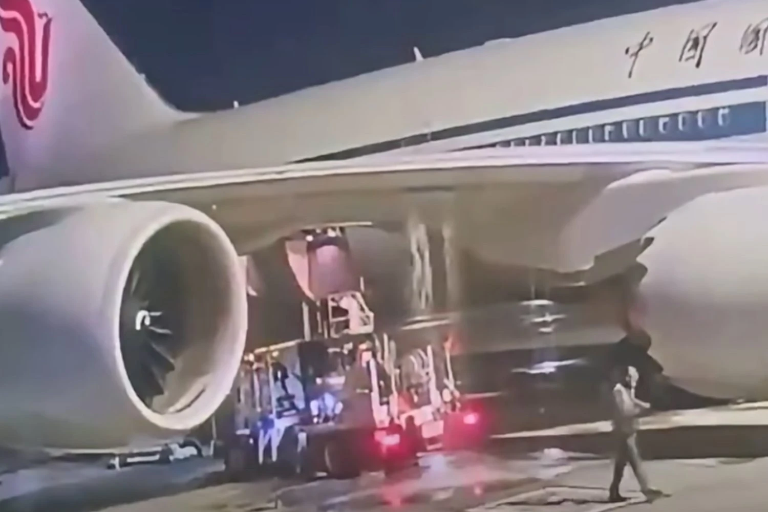 Fuel leaks from the right wing of the Air China 747-8 | SOCIAL MEDIA