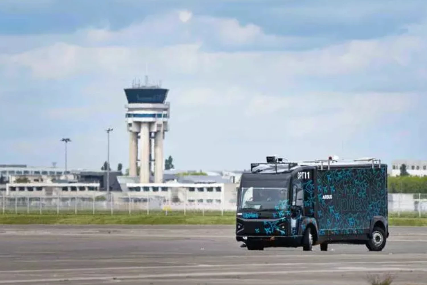 Airbus used an electric truck equipped with an experimental A350 cockpit to test its Optimate autonomous taxiing technology
