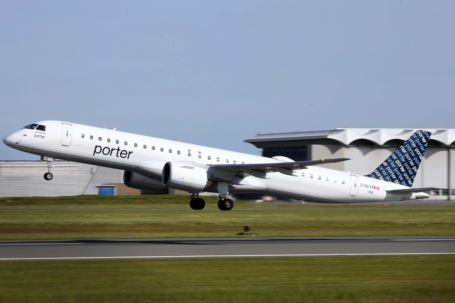 C-GKXR  Embraer E195-E2 Porter Airlines | COLIN COOKE PHOTO