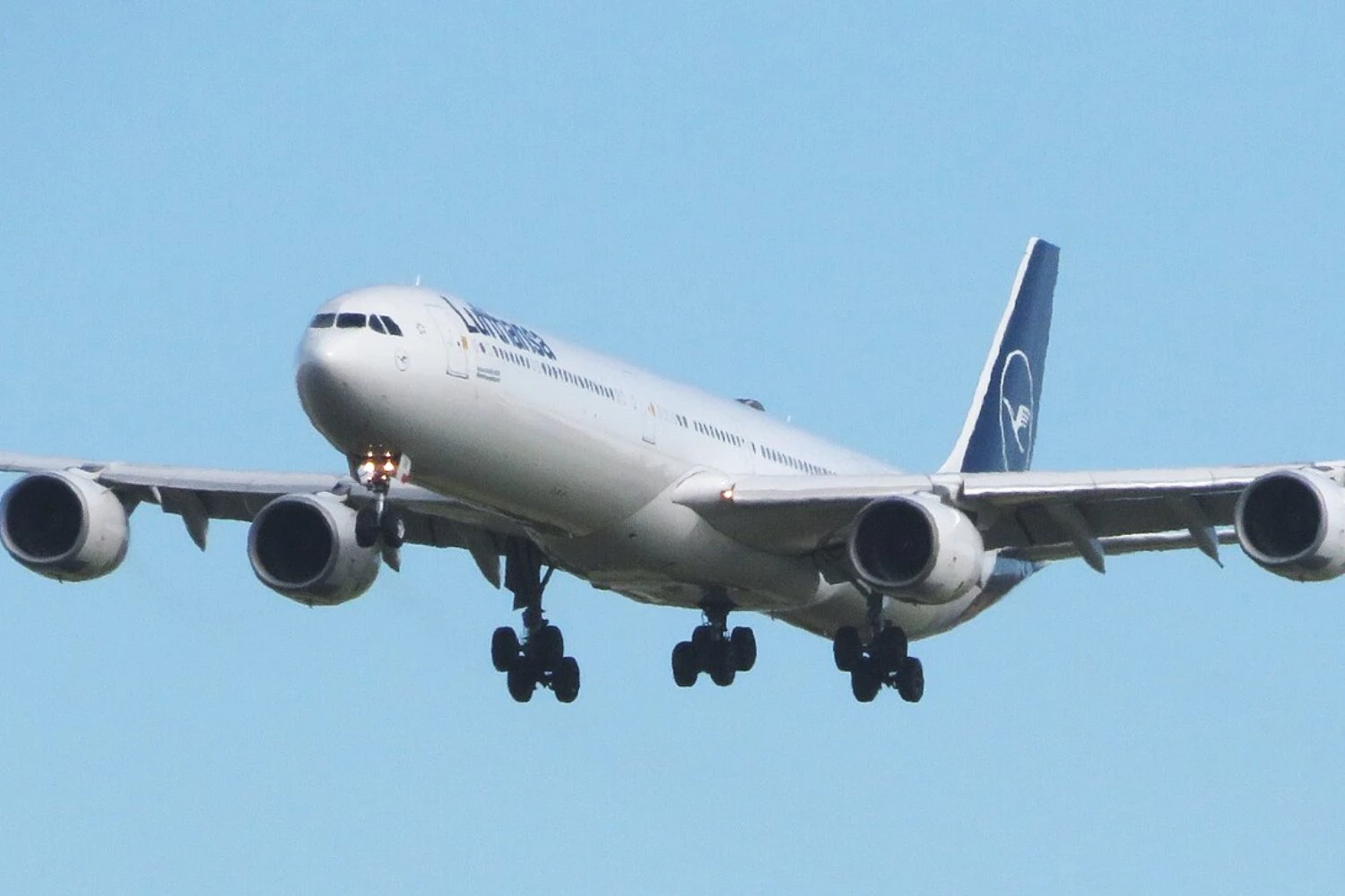 Lufthansa A340-600 D-AIHI | VUXI