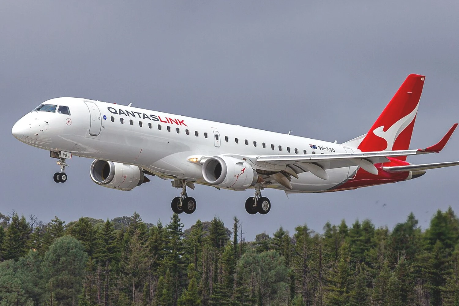 QantasLink, operated by Alliance Airlines, (VH-XVQ) Embraer E190 landing at Canberra Airport
