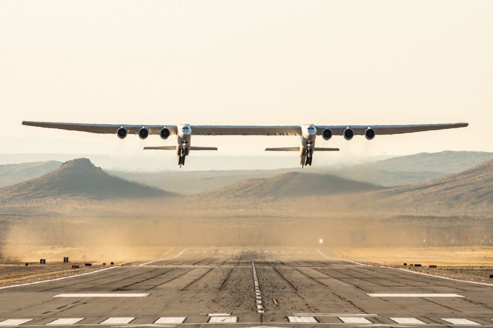 World's largest aircraft, Stratolaunch Completes First Flight - Air ...