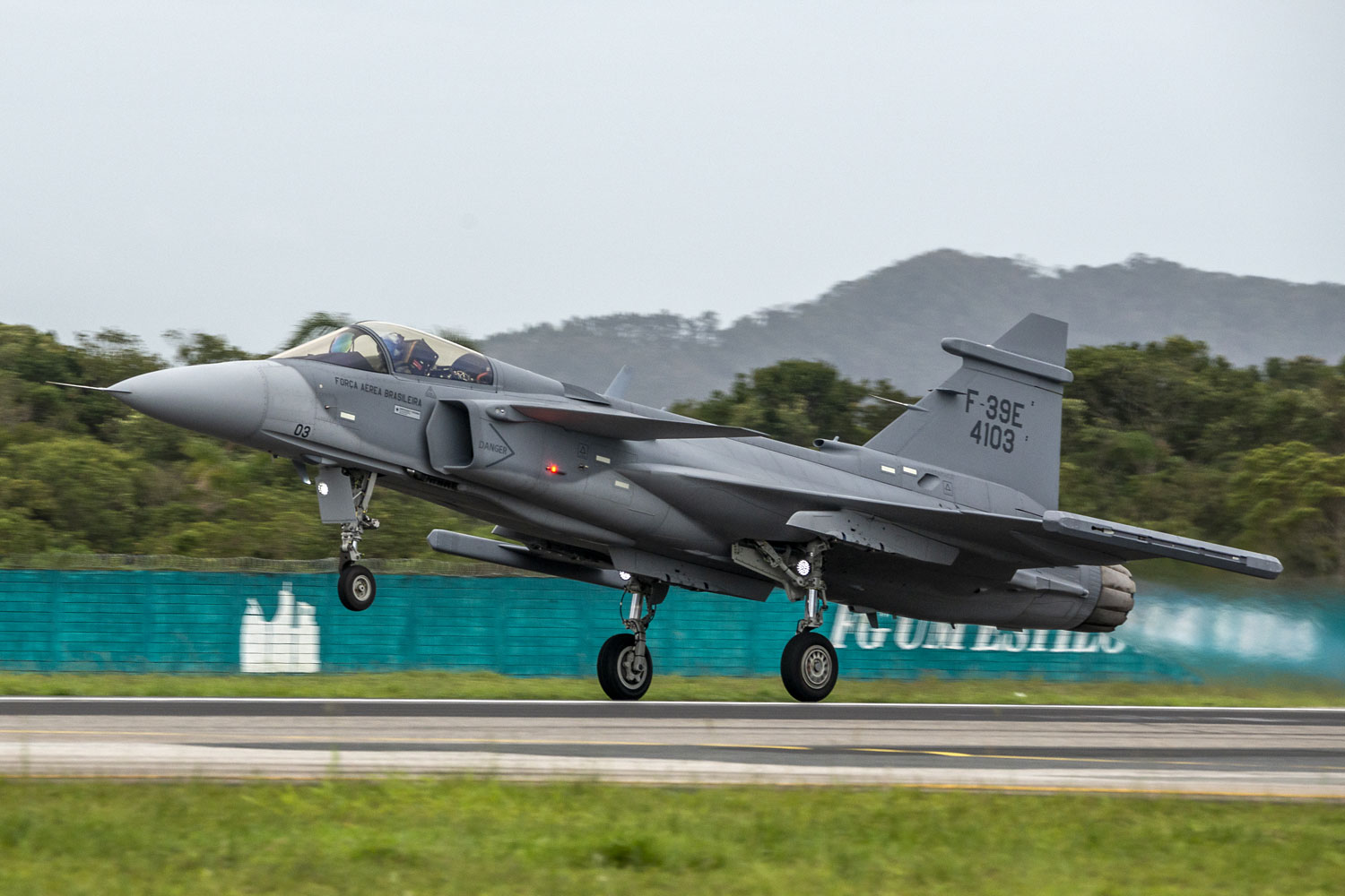 First of 36 Saab F-39E Gripen fighter aircraft arrives in Brazil